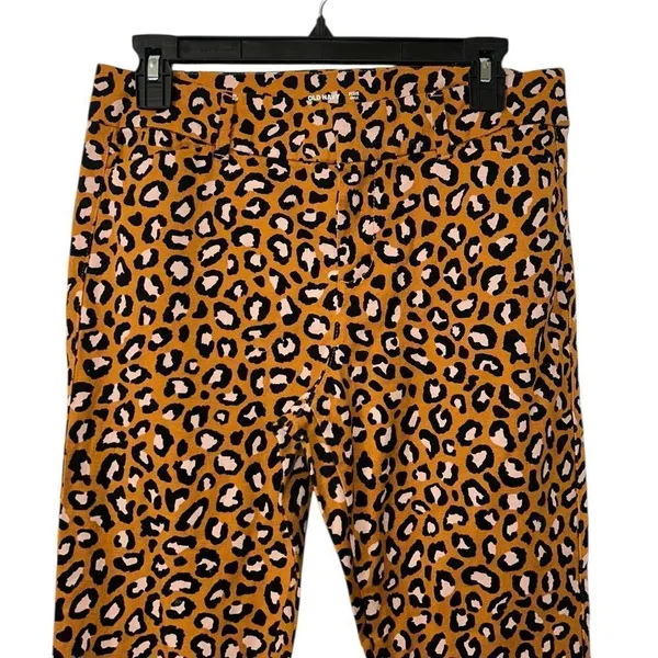 Old Navy Ankle Length Leopard Print Pants(Size 6) - Image 6