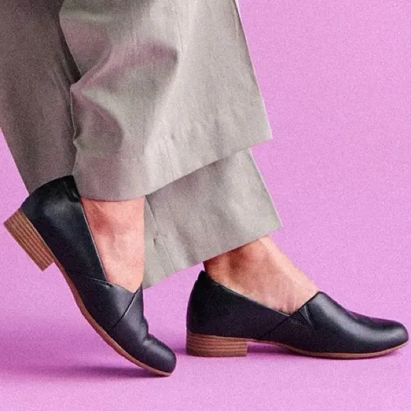 Clarks wide Juliet Palm black grain leather loafers women’s Size 7 1/2 - Image 4