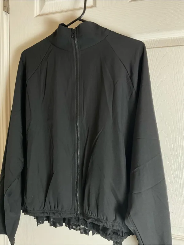 House of Mae Black Pleated Mesh Detail Active Zip Jacket Size Medium - Image 3