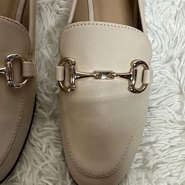Alfani Women's Cream Loafers with Gold Chain Brand New no box - Image 2