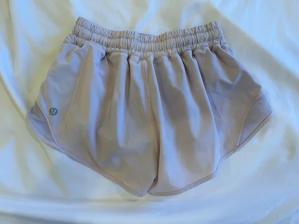 Lululemon Hottie Hot 2.5" Shorts - Image 2