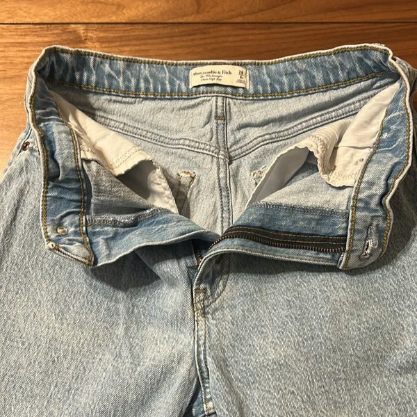 Abercrombie & Fitch The 90’s Straight Ultra High Rise Jeans Size 28 Light Wash - Image 4