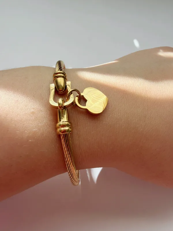 Gold heart cable bangle bracelet - Image 4