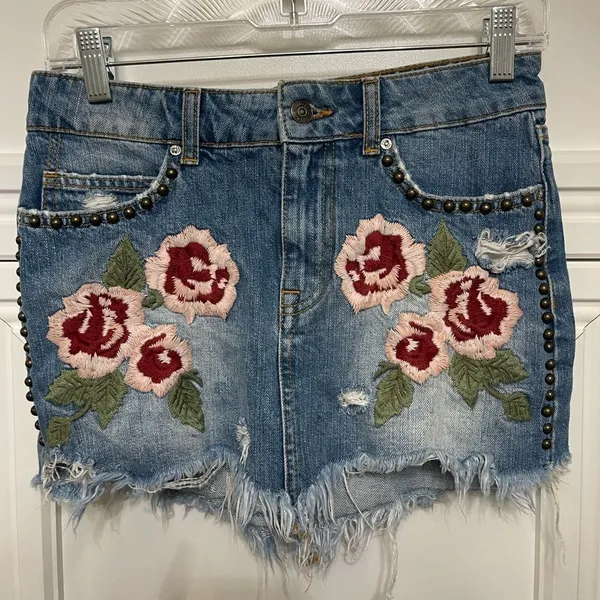 Free People Wild Rose Embroidered Denim Mini Skirt Sz 24 Blue Distressed - Image 4
