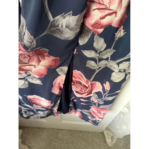Lulus Queen of Hearts Floral V-Neck Sleeveless Midi Dress flowy side slit size M - Image 3