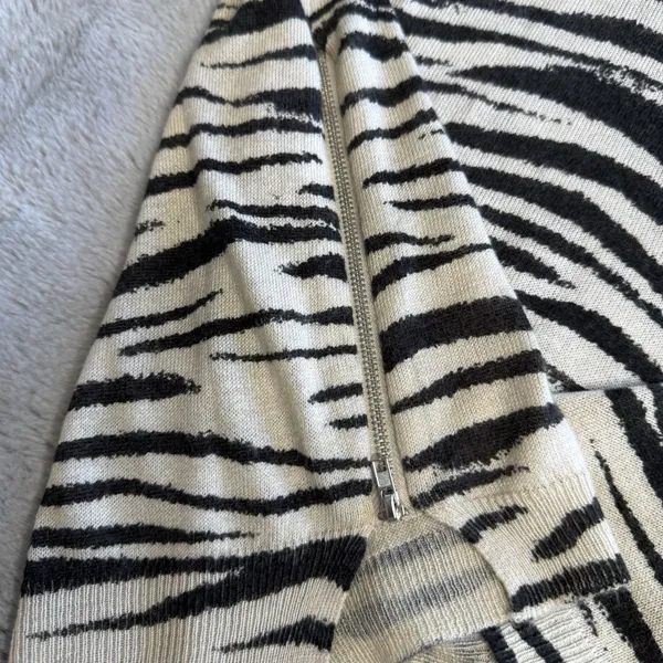 Crew Neck Lightweight Zebra‎ Print Sweater Sz S Side Zippers - Image 6