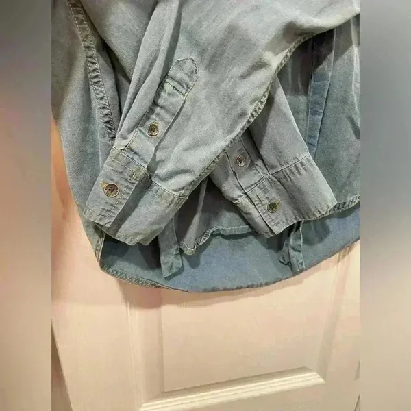 Abercrombie & Fitch Tie Front Quarter Button Long Sleeve Denim Blouse Size M - Image 4