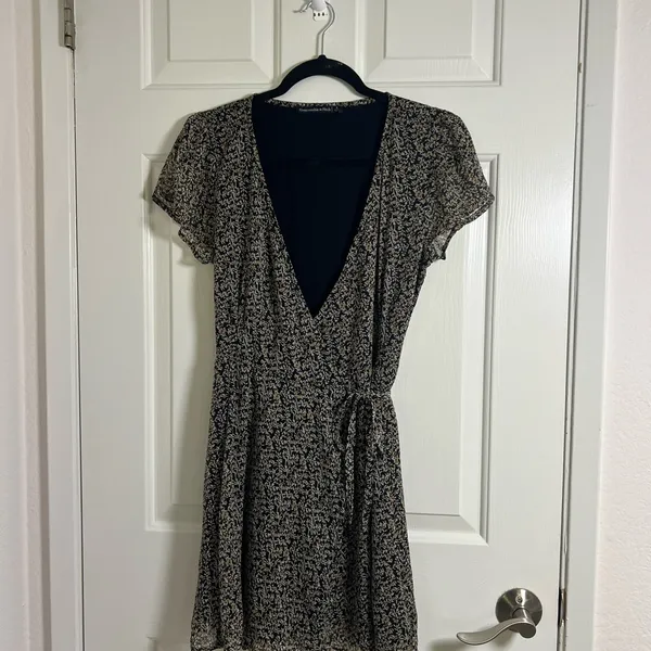 Abercrombie & Fitch Floral Faux Wrap Mini Dress Flutter‎ Sleeve V-Neck Lined - Image 4