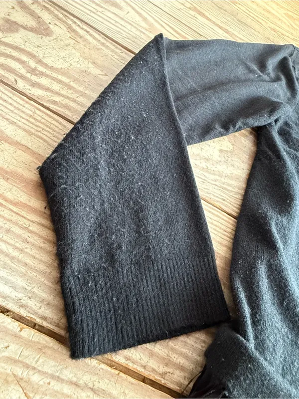 Lilly Pulitzer Black Fringe Hem Sweater Size XL pilling in pics - Image 3