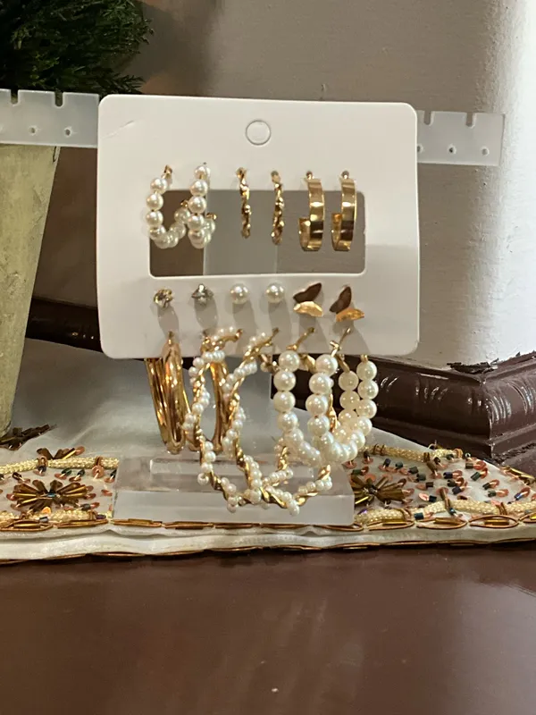 Elegant Gold and pearl earring set - Image 2