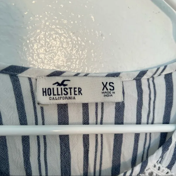 Hollister Women's Size XS Cropped Top Long Sleeve Keyhole White Blue Gray Stripe - Image 8