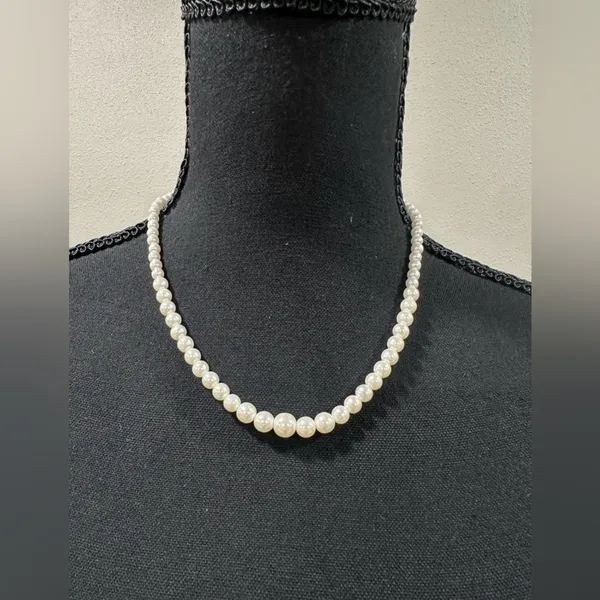 Elegant Pearl Necklace White - Image 2