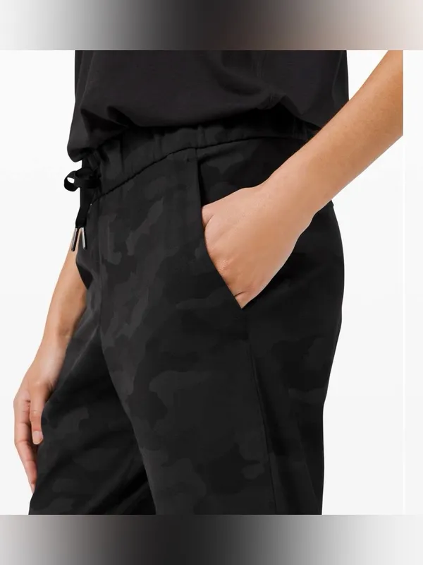 Lululemon On the Fly Jogger Heritage Camo Deep Coal size 6 - Image 3