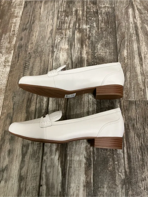 Clarks Off White Leather Loafer with Silver Trim Size 8 - Image 10