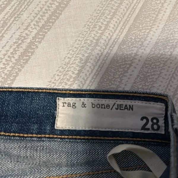 Rag & Bone Women’s Blue Wash Denim Skinny Jeans. - Image 4