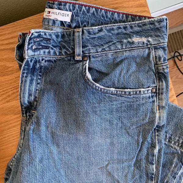 Tommy Hilfiger | wide leg capri jeans, distressed, medium | size 12 - Image 5