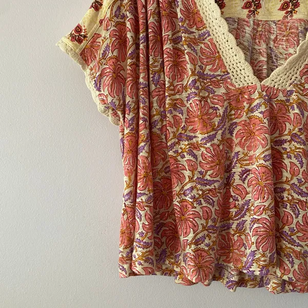 Free People Pink Purple Floral V-neck Shirt Crochet Neckline Women's size Large - Image 5