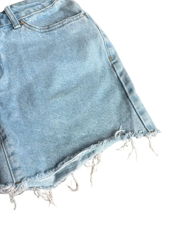 Edikted Light Wash Denim Shorts High-Waisted Distressed Raw Hem Size Small Women - Image 4