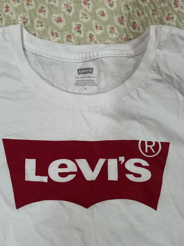 Levi's White Tee with Red Logo - Image 3