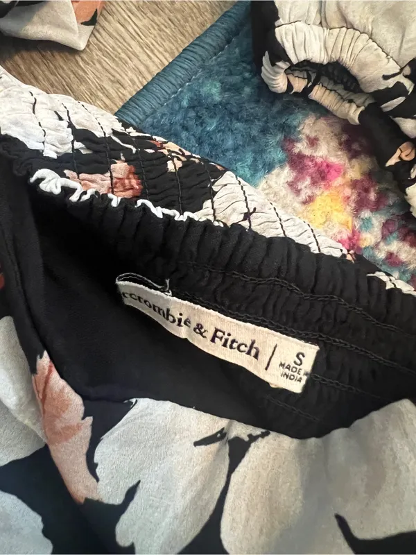 Abercrombie Floral Puff-Sleeve Cropped Top - Black & White - Image 11
