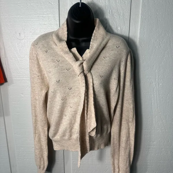 Astr Women’s Cream Tie Neck Sweater Size Medium EUC - Image 3
