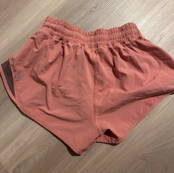 Lululemon Shorts Hotty Hot 2.5" Low-Rise - Image 2