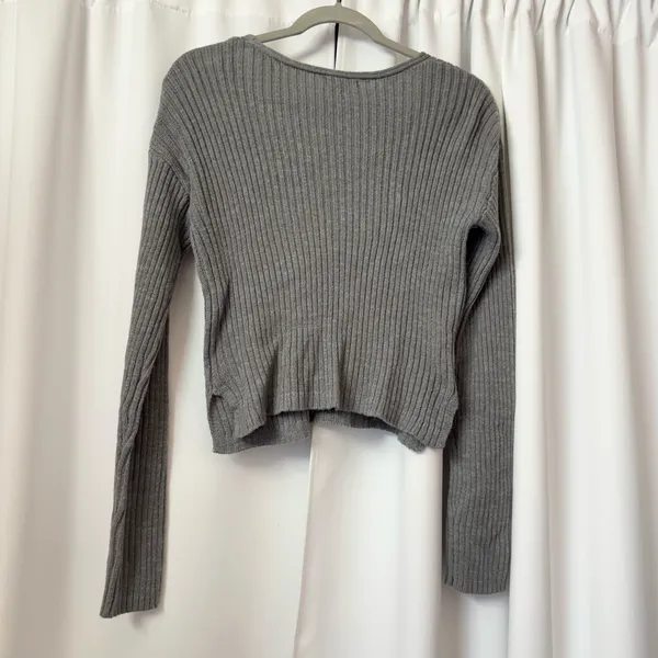Wild Fable Gray Ribbed V-Neck Sweater Size Small - Image 2