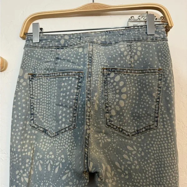 FREE PEOPLE FLOAT ON BELL BOTTOMS SZ 26 light blue batik print EUC - Image 6