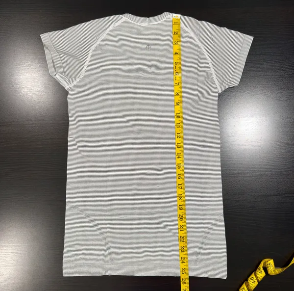Women’s Lululemon White Swiftly Tech Hip Length Crew Neck Tee Size 6 - Image 6