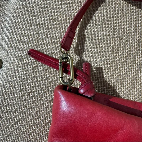 Madewell The Puff Crossbody Bag in Red Leather - Image 4