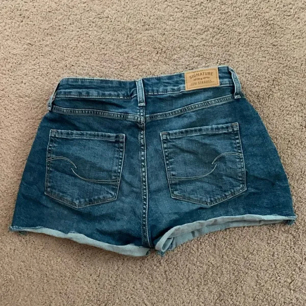 Levi’s women high rise shorts - Image 4