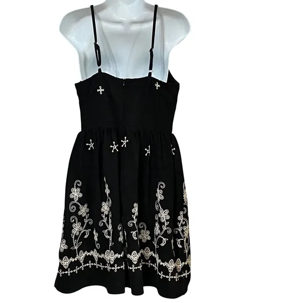 Cider Black White Floral Embroidered Mini Dress V-Neck Spaghetti Strap Medium - Image 3
