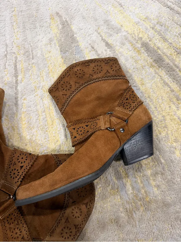 Me Too Vintage Brown Suede Western Ankle Boots Size 6.5 Pointed Toe Boho - Image 2