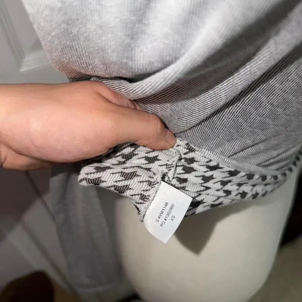 Vuori Grey Long Sleeve Tee Size XS NWOT - Image 3