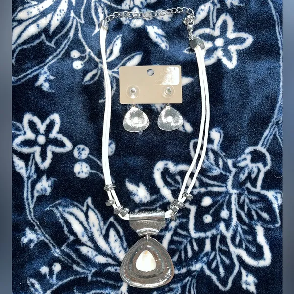 Chico's Necklace & Earrings Mother of Pearl Jewelry Set - Image 4