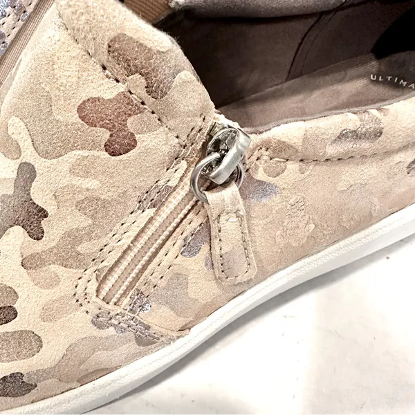 Clarks Layton Step Leather Slip On Sneaker Loafers Women's 8.5 Gold Camo Print‎ - Image 3