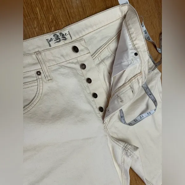We The Free People NWT CRVY ivory raw hem cropped button fly denim size 33, 17” - Image 7