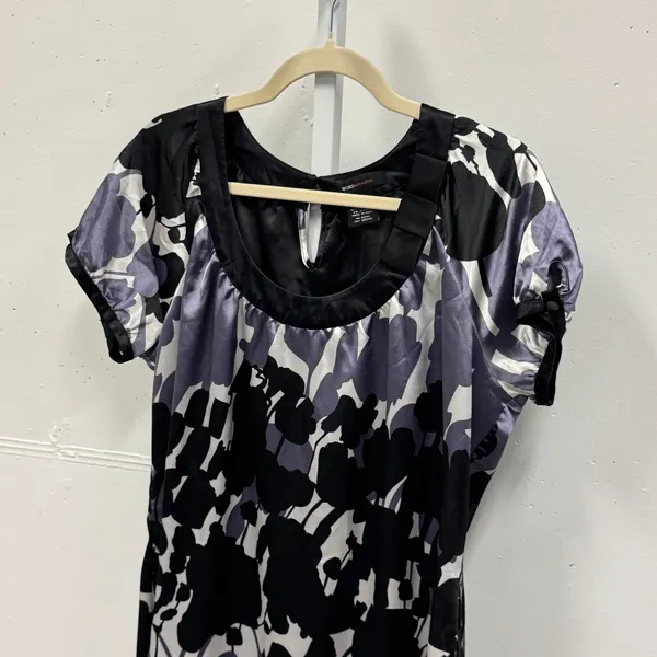 BCBGMAXAZRIA Floral Satin Shift Dress Large Short Sleeve Scoop Neck Purple Black - Image 3