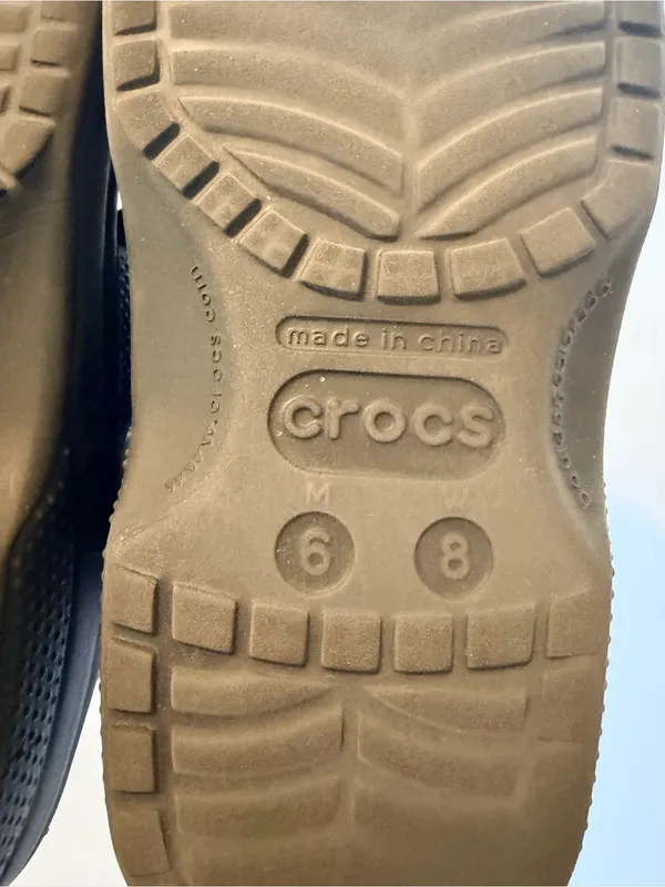 Crocs clogs perforated lightweight black, unisex, size 8 Women's/6 Men's - Image 8