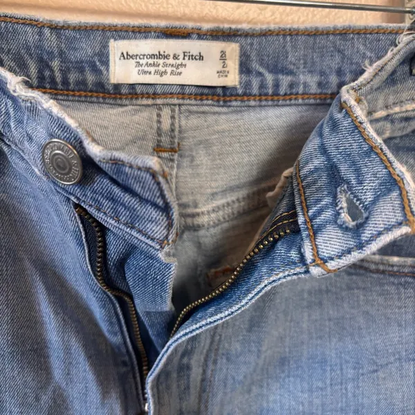 Abercrombie & Fitch Jeans Ankle Straight Ultra High Rise Distressed Hem Size 26‎ - Image 3