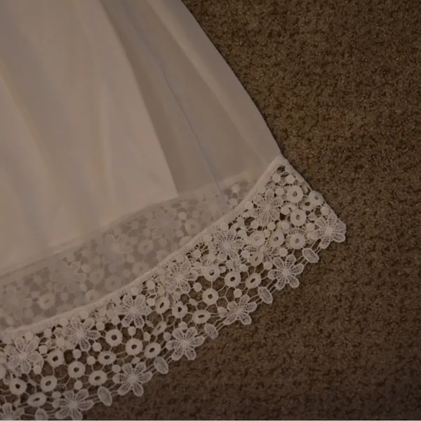 White sheath dress with flower details. 100% clean no flaws size sm unbrandeded - Image 2