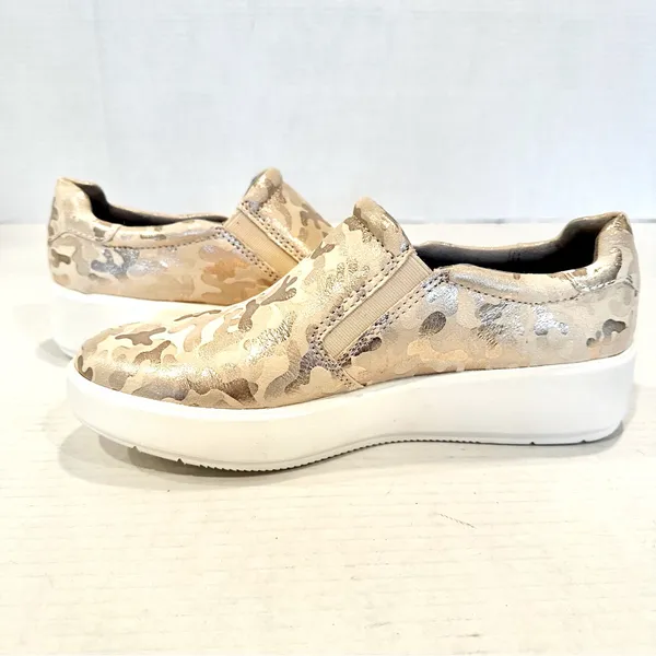 Clarks Layton Step Leather Slip On Sneaker Loafers Women's 8.5 Gold Camo Print‎ - Image 5