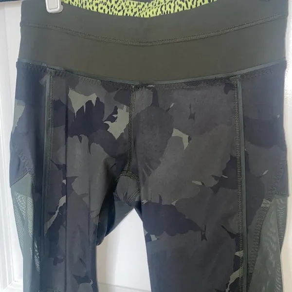 Lululemon Green Camo Style Leggings Size 4‎ - Image 3