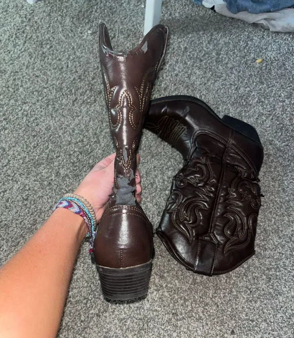 size 8 thrifted Cowboy boots - Image 2