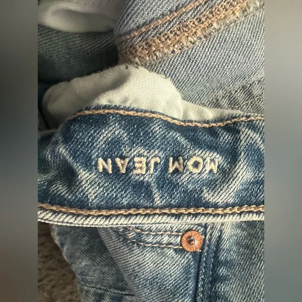 American Eagle strigid mom jeans size 4 regular - Image 4