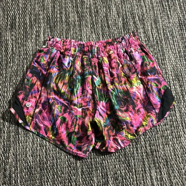 Lululemon Hotty Hot Low Rise Short 4" Hyper Flow Pink Multi Black Size 4 - Image 2