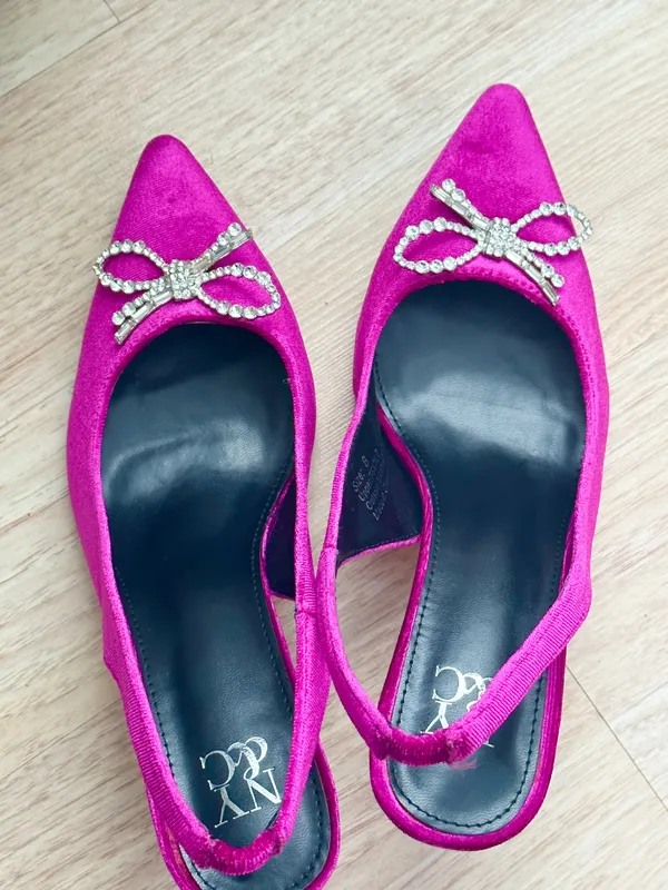 NY&Co velvet magenta lyla pump with closed pointed toe rhinestone bows - Image 4