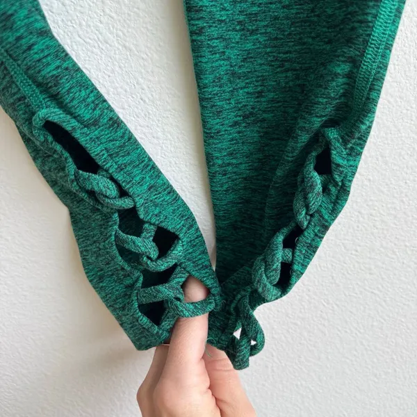 ✨$5/$25 BEYOND YOGA Cropped Low Rise Green Side Lace Up Legging Size XS - Image 2
