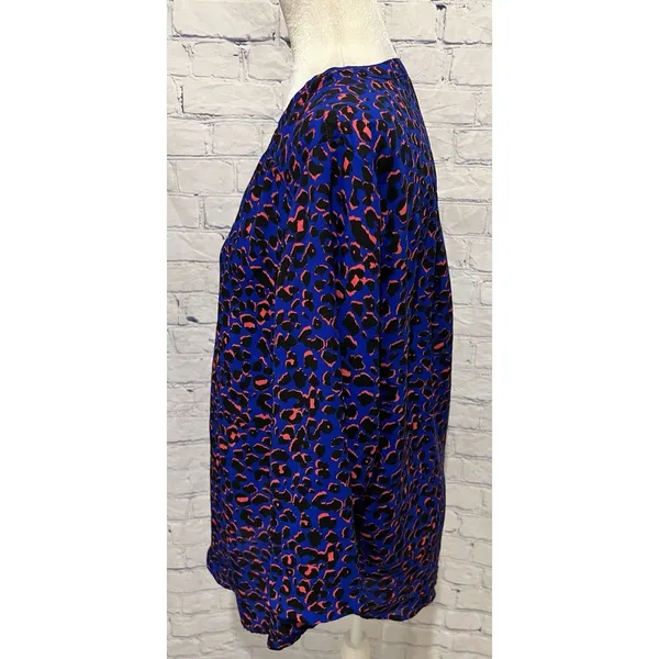 Torrid Size 0 Blue Pink Cheetah Print Blouse Top Career Lightweight Large 12 - Image 4