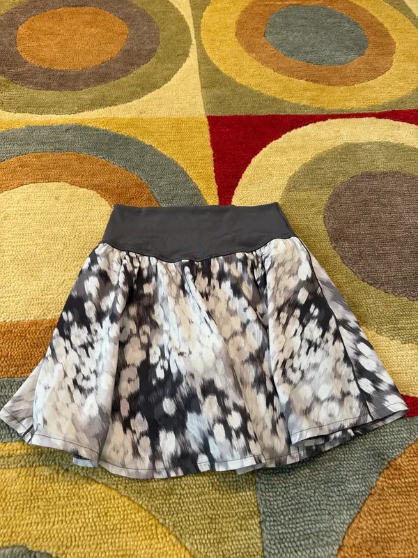 Offline by Aerie Grey White Pattern Athletic Tennis Skort Built in Shorts XS - Image 4